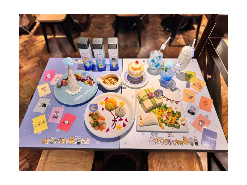 「MINITEEN CAFE」フード＆ドリンク（P）＆（C）PLEDIS Entertainment