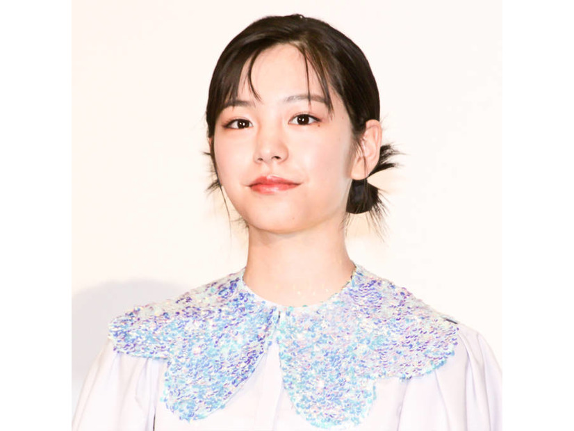 當真あみ、透明感あふれるカレンダーオフSHOTに絶賛の声「可愛いにも程がある」「とても綺麗」