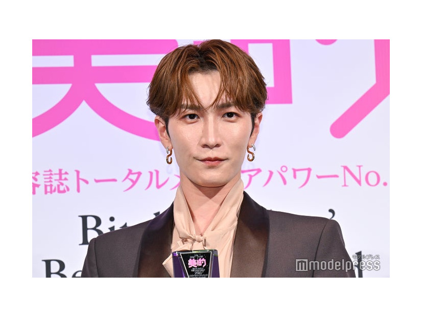 偉いクライアントにスケジュールが空いていると売り込む渡辺翔太（C）モデルプレス