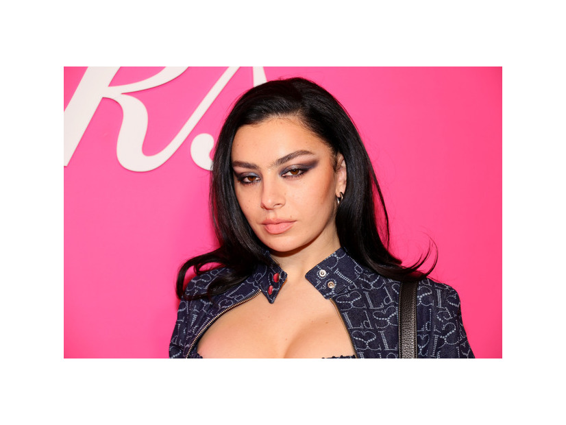 チャーリーxcx Photo by Theo Wargo/Getty Images