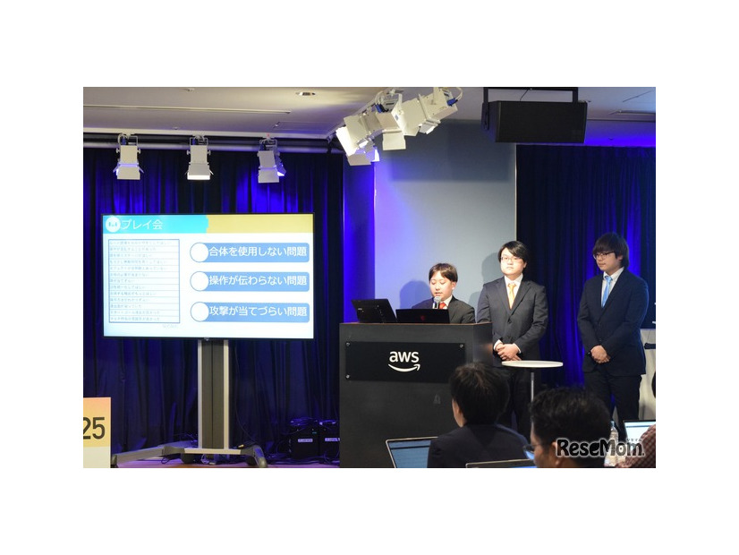 国際情報工科自動車大学校（WiZ）のゲーム開発科3年生チームのプレゼンのようす