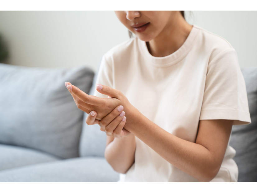 「指が痛い…」45歳で更年期に。夫からは「忍耐が足りない」と言われてしまったけれど、病院に行っても解決しない不調にどう向き合えばいいの