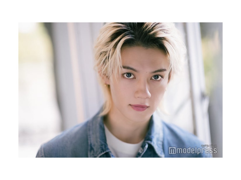 モデルプレスのインタビューに応じた佐野勇斗（C）モデルプレス