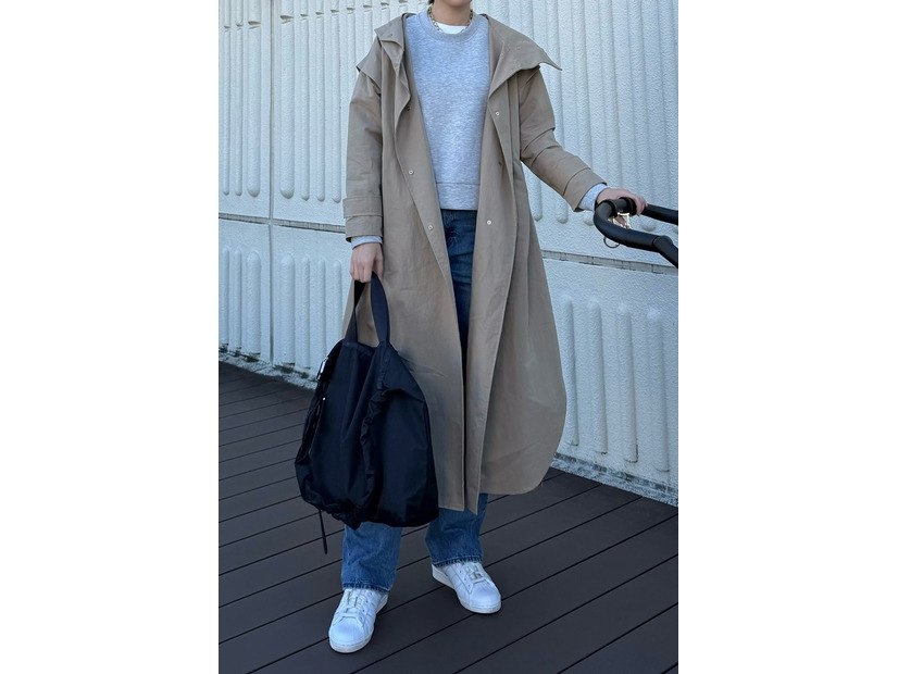 明るめカラーの冬ベーシック。トレンチコート×デニムでつくる大人のきれいめカジュアル 【40代の毎日コーデ】