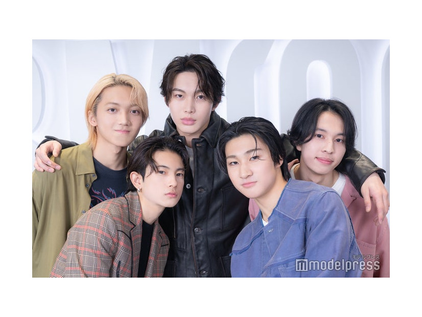 （左から）TAICHI（タイチ）、YUTA（ユウタ）、KEI（ケイ）、KANTA（カンタ）、RAIKI（ライキ）（C）モデルプレス
