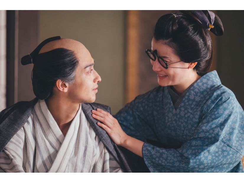 「拍子木…聞こえねぇんだけど」“日本一の戯け男”蔦重が遺した「笑いという名の富」【NHK大河『べらぼう』ベスト振り返りセレクション】