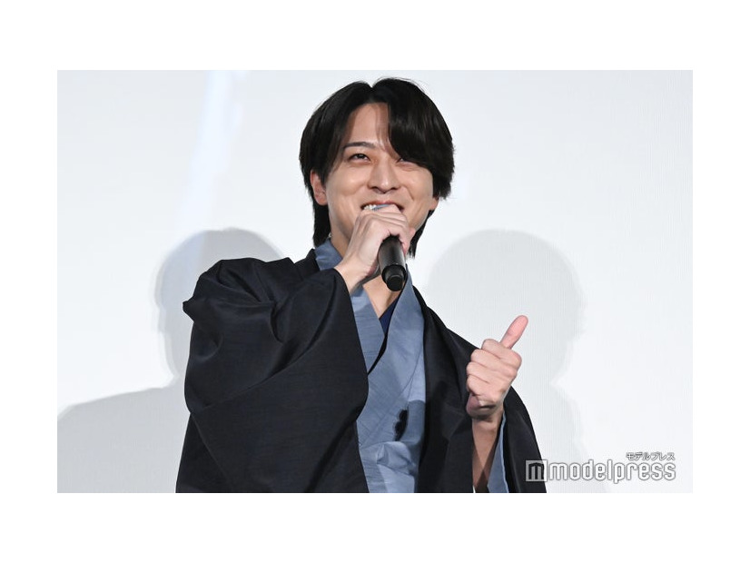 「無限バッシング！」と叫びながらなぜかグッドポーズを添えてしまった寺西拓人（C）モデルプレス