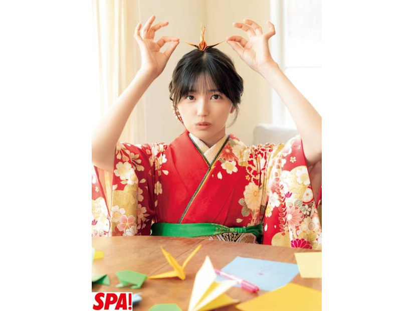 乃木坂46五百城茉央、赤の振袖姿でお茶目にパシャリ！華やかな迎春グラビアを披露