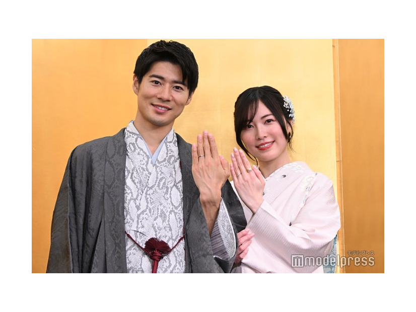 結婚会見に登場した辻本達規、松井珠理奈（C）モデルプレス