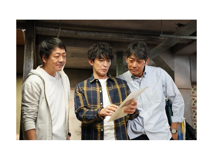 大森南朋、津田健次郎、反町隆史「ラムネモンキー」第1話（C）フジテレビ