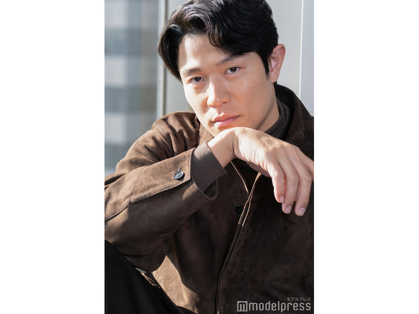 モデルプレスのインタビューに応じた鈴木亮平（C）モデルプレス