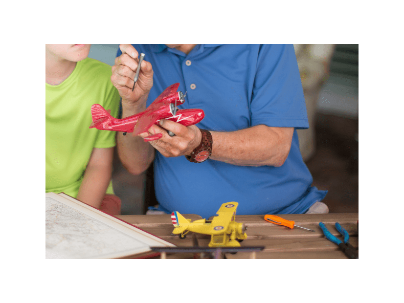 おもちゃが動かず落ち込む5歳孫。すると祖父が説明書を読み…！？「孫は満面の笑み」