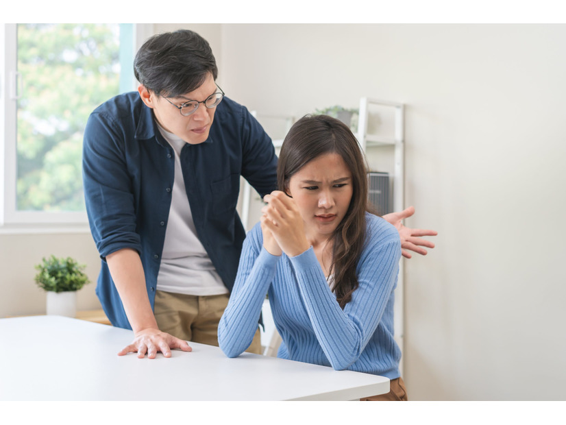 「お前、頭おかしいんじゃねえの？」細かいことで謝罪を強要し、人前で妻を笑いものにする夫。「これは普通なの？」居場所を奪わた妻が感じていた、言葉にできない恐怖とは