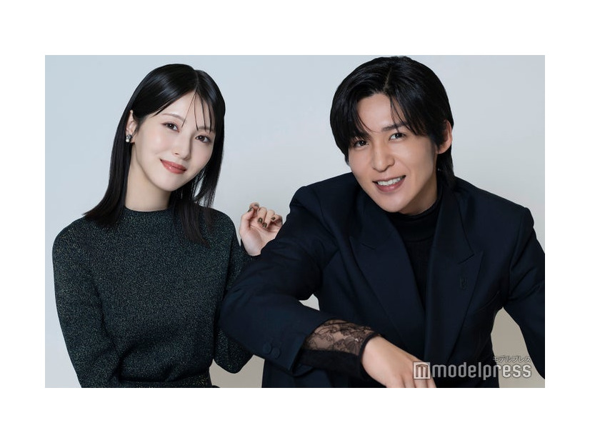 モデルプレスのインタビューに応じた浜辺美波、目黒蓮（C）モデルプレス
