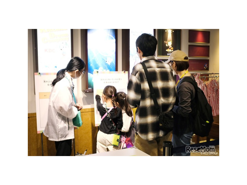 投票アンケートに参加する来場者