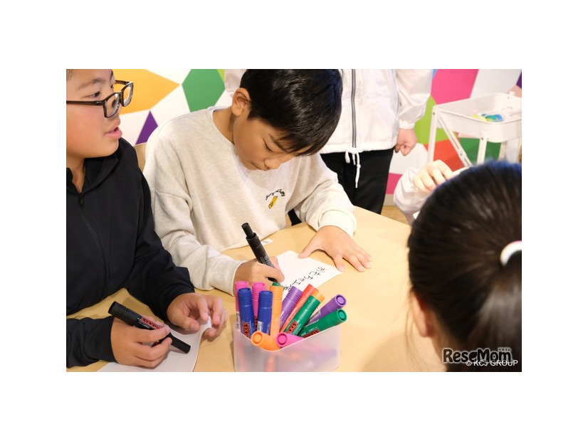 チャレンジ宣言を記入する子供たち