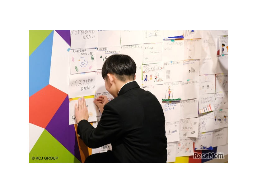 壁に自分が書いたチャレンジ宣言を貼るようす