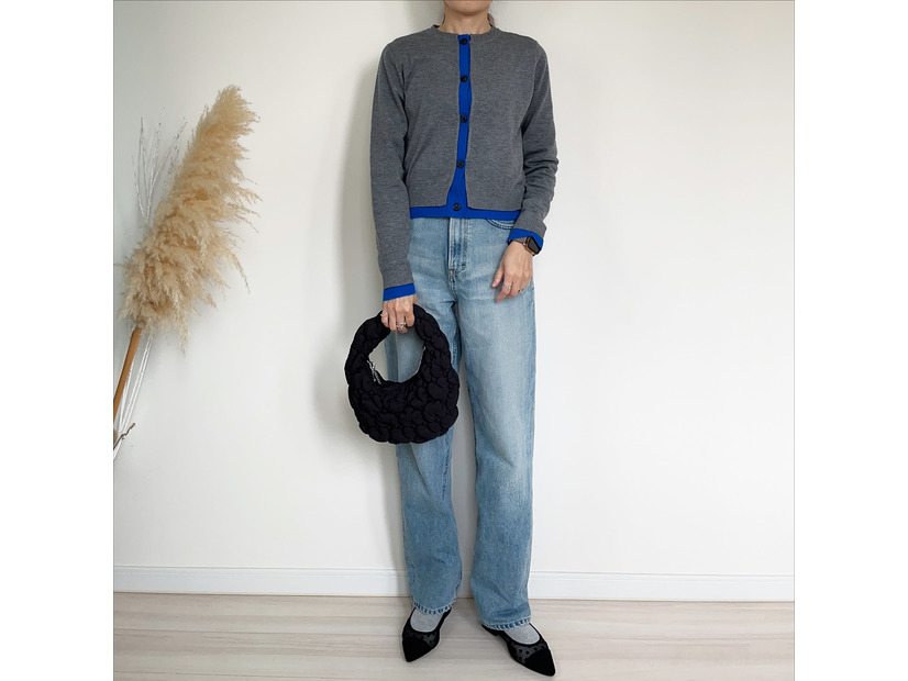 バイカラーカーデなら１枚でコーデがキマる！鮮やかなブルーの差し色で洗練した着こなしが完成【40代の毎日コーデ】