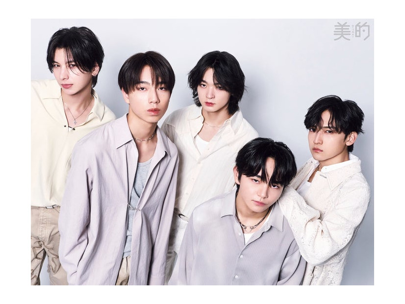 STARGLOW（左から）ADAM、GOICHI、RUI、TAIKI、KANON（画像提供：小学館）