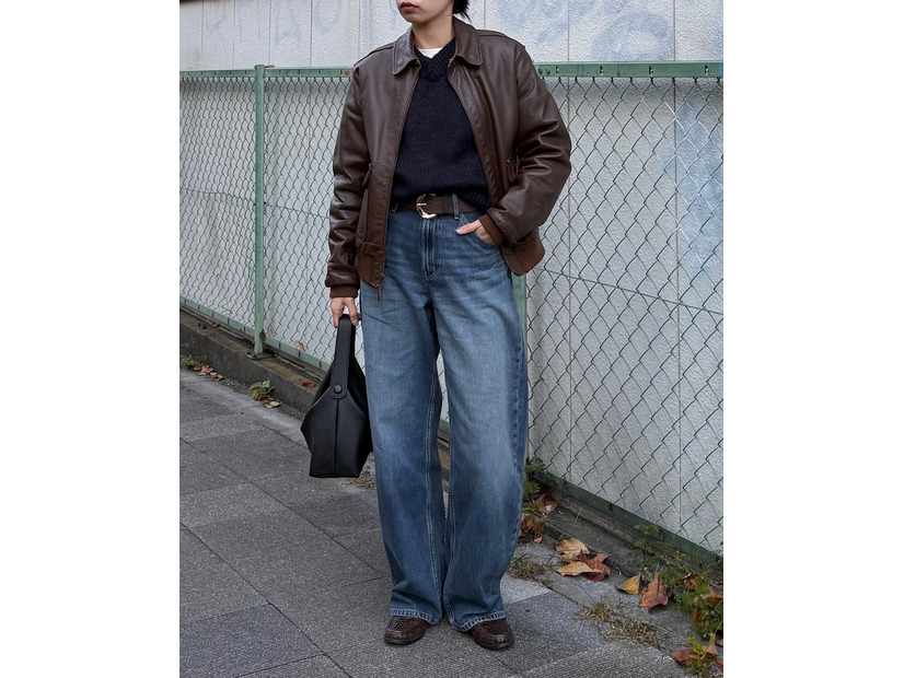 大HIT【ユニクロ】カーブジーンズの冬のハンサムスタイル。レザージャケットはブラウンならハード過ぎない着こなしに【40代の毎日コーデ】