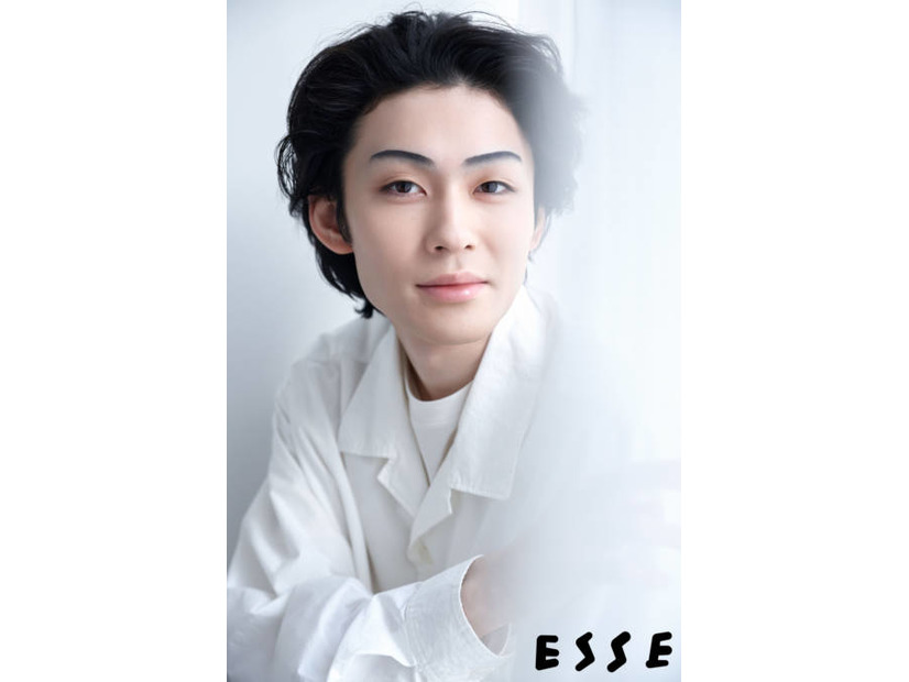 歌舞伎俳優・市川染五郎、凛とした容姿が際立つホワイト衣装SHOT！日々の暮らしにも迫る