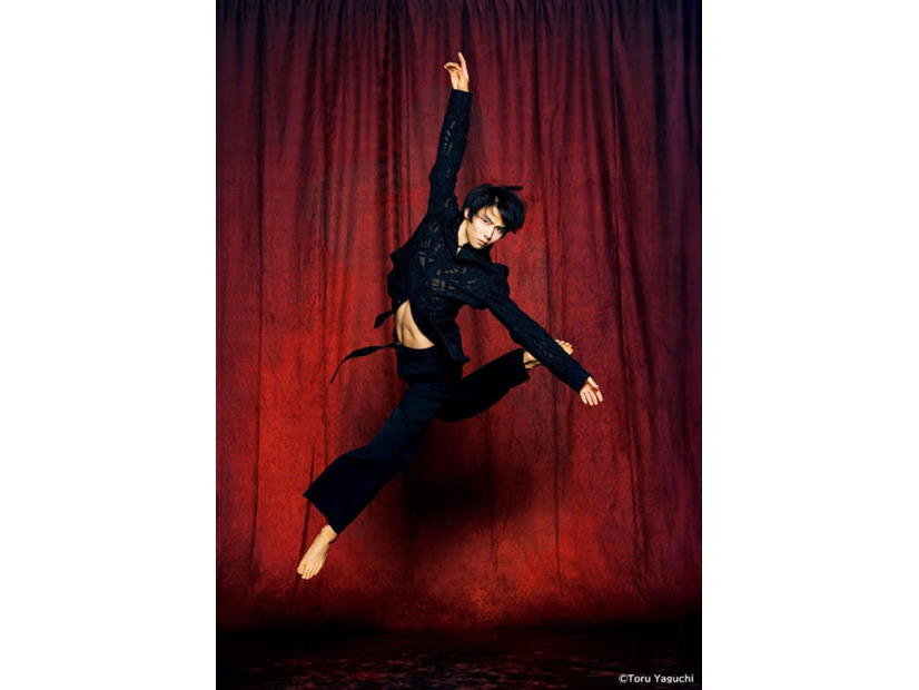 羽生結弦、高い跳躍で際立つ圧巻の肉体美！最新写真集『羽』収録の先行カット公開