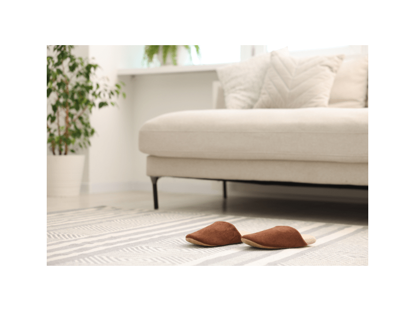 休日の朝…ソファの上にスリッパが2つ！？そっと並べた“意外な犯人”にほっこり