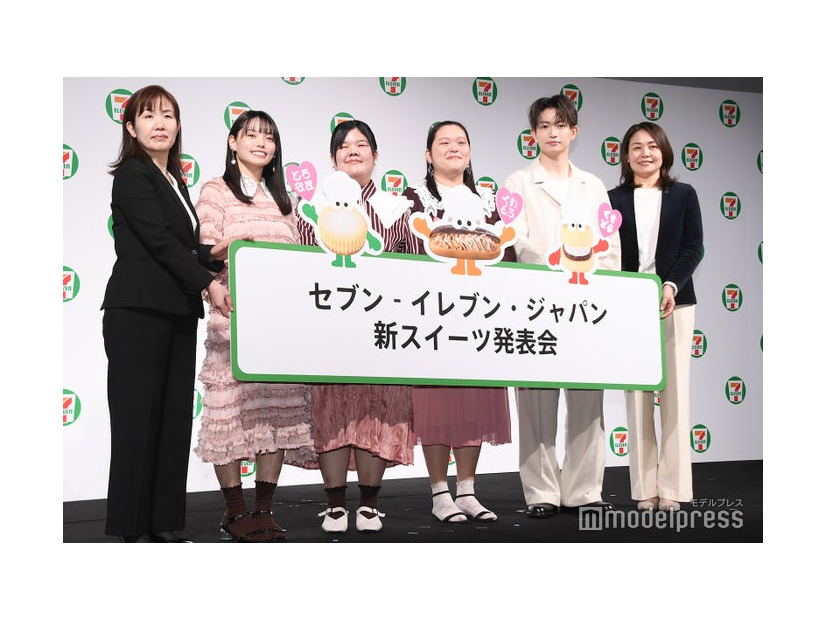 イベントに出席した（左から）株式会社セブン-イレブン・ジャパン 商品本部 ベーカリー・スイーツ部チーフマーチャンダイザー・飯野めぐみ氏、きりやはるか、あんり、田辺智加、綱啓永、株式会社セブン-イレブン・ジャパン 取締役 執行役員 商品本部長・羽石奈緒氏（C）モデルプレス