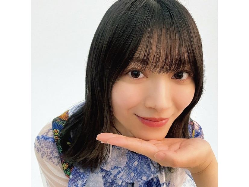 “あごのせ”する森田ひかる（撮影／武元唯衣）「櫻坂46写真集 櫻撮（さくさつ）VOL.01」（提供写真）