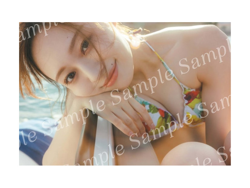 梅澤美波 2nd写真集「透明な覚悟」封⼊ポストカード／撮影：東京祐