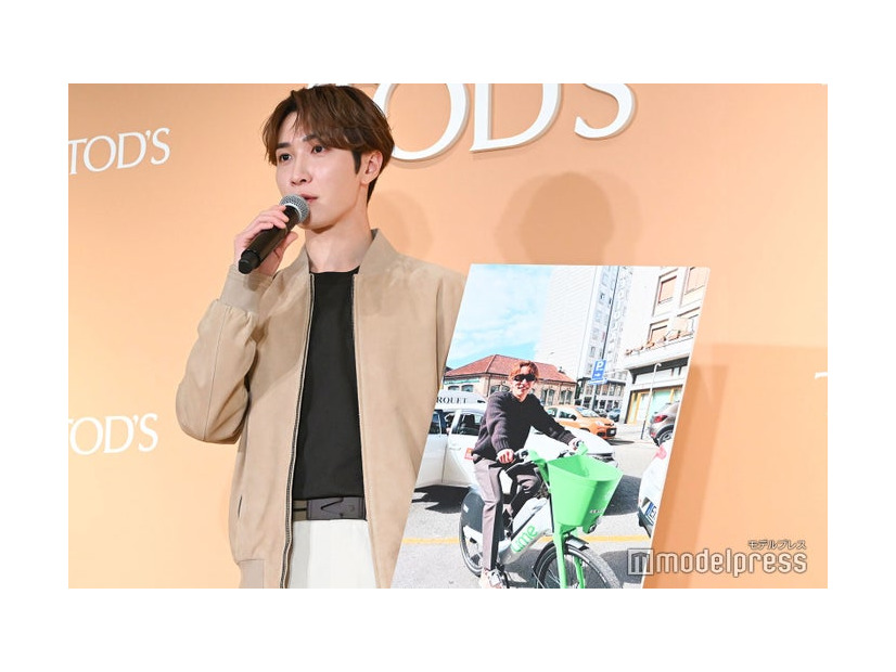 ラウールのバズ写真に対抗し、報道陣に拡散希望する渡辺翔太（C）モデルプレス