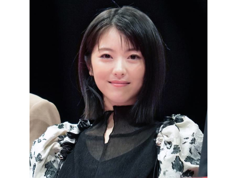 浜辺美波、撮影現場での様子にほっこりした先輩俳優とは？「すごく癒された」