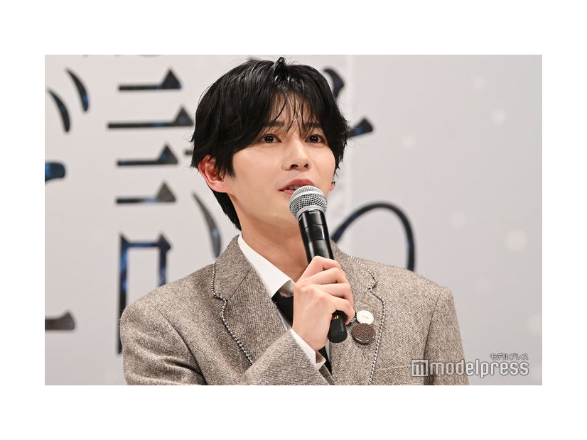 午年なのでかっこよく馬に乗りたい長尾謙杜（C）モデルプレス