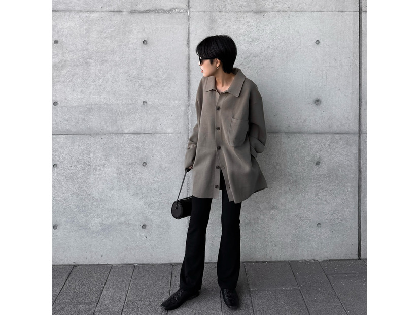 【ユニクロ】のメンズカーデが主役。オーバーサイズで作る洗練ハンサムスタイル【40代の毎日コーデ】