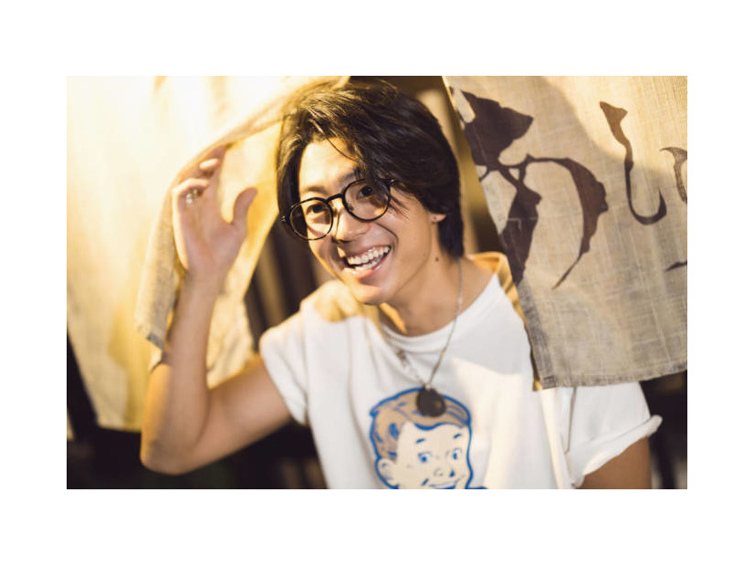 伊藤健太郎、少年のような屈託のない笑顔にドキッ！沖縄を舞台に素の表情が満載