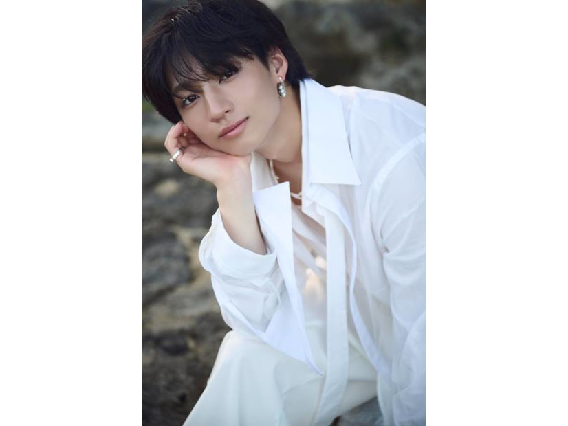 注目の若手俳優・志賀李玖、スタイリッシュな白シャツSHOT披露！初の写真集は魅力あふれる1冊に