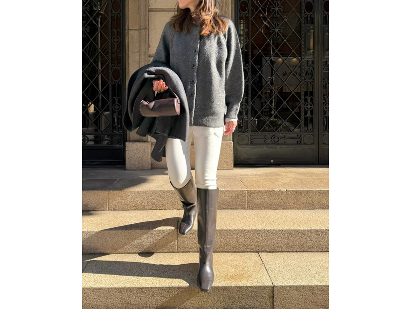 チャコールグレー×白パンツ×ブラウンブーツ。参考にしたい大人の冬の色選び【40代の毎日コーデ】