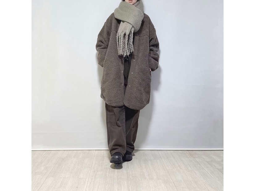 ブラウン×ベージュで鮮度アップ。軽くて暖かいボアコートの防寒スタイル【40代の毎日コーデ】