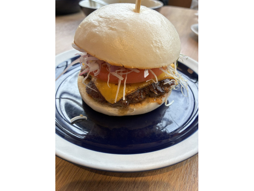 香港食べ歩き＆ちょっと立ち寄りカフェのおすすめは？ミシュラン・ビブグルマンのお豆腐から、アジアベスト女性シェフのハンバーガーまで！