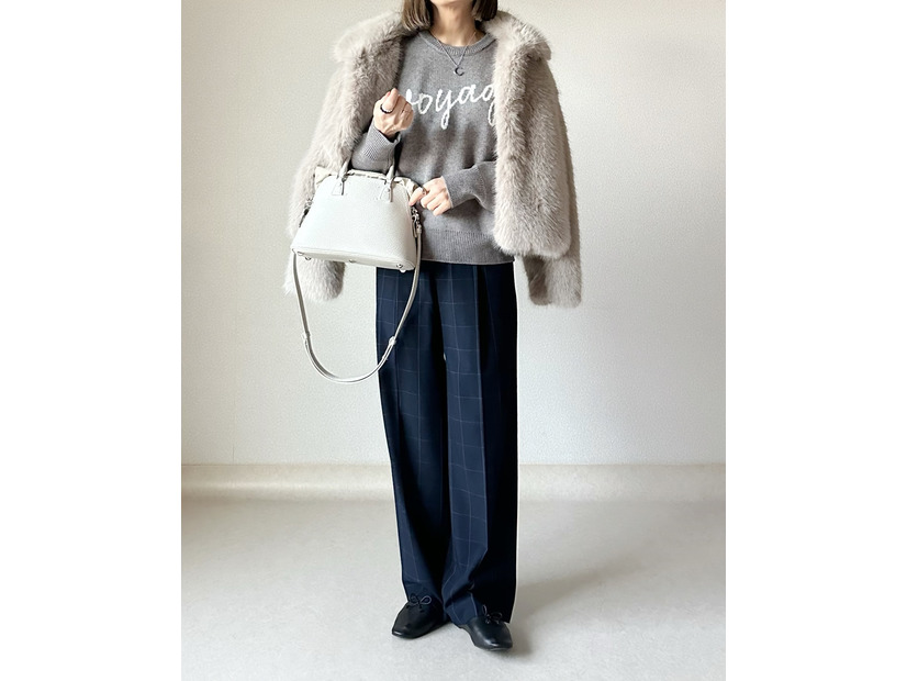 ロゴニットという選択肢。シンプル配色でオシャレ感が上がる着こなし術【40代の毎日コーデ】