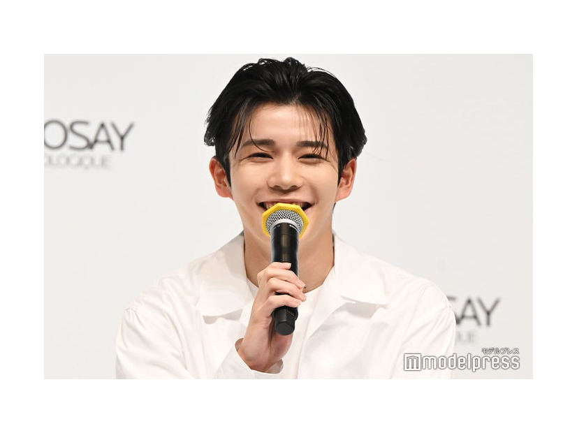 記者に「たくさん写真撮ってください～！」と呼びかける長尾謙杜（C）モデルプレス