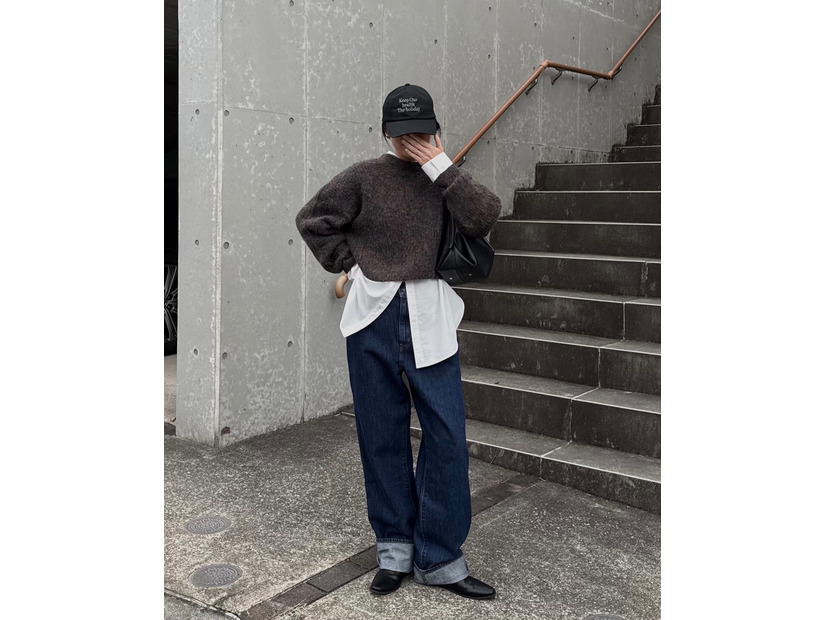 手抜きに見えないこなれ感。ショート丈ニット×白シャツのレイヤードで作る大人の最旬デニムスタイル【40代の毎日コーデ】