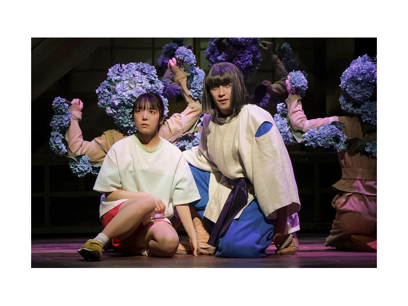 上白石萌音、阿久津仁愛／舞台「千と千尋の神隠し」より（提供写真）