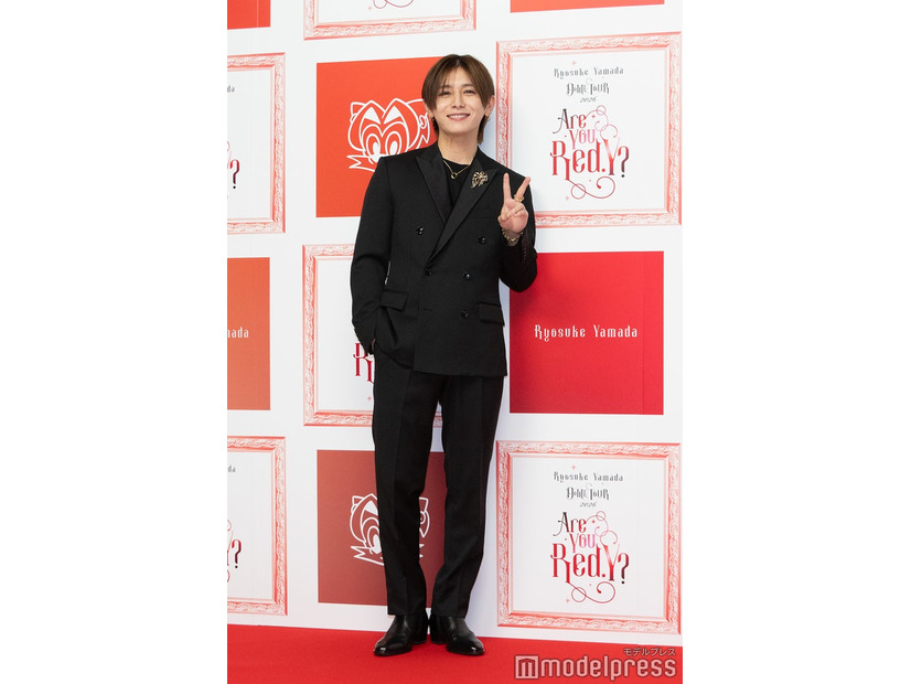2ndアルバムとかけて「2」のポーズをお願いされるも「ピースに見えない…？」と不安をこぼしていた山田涼介（C）モデルプレス