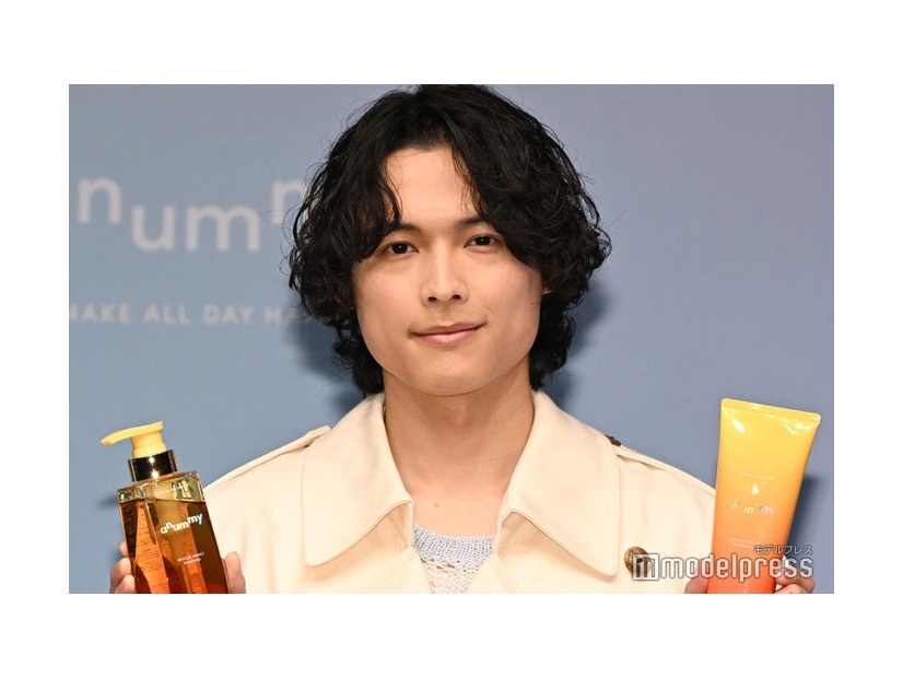 「（イスに）お掛けください」を、シャンプーをどこかにかけると勘違いする松村北斗（C）モデルプレス