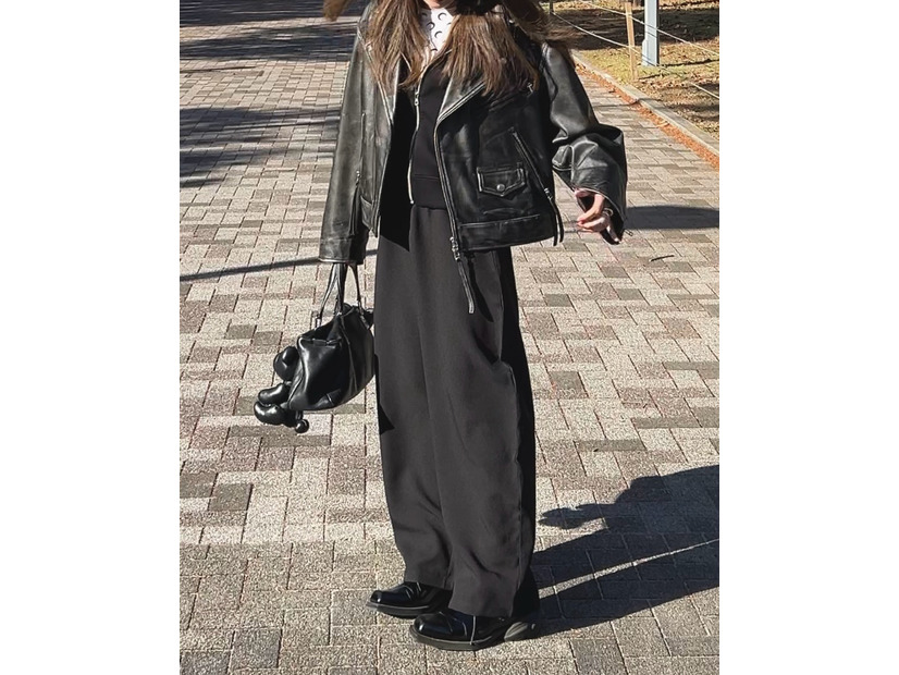 レザージャケットで魅せる冬の黒コーデ。ゆるっとしたカーブシルエットパンツ合わせがポイント【40代の毎日コーデ】