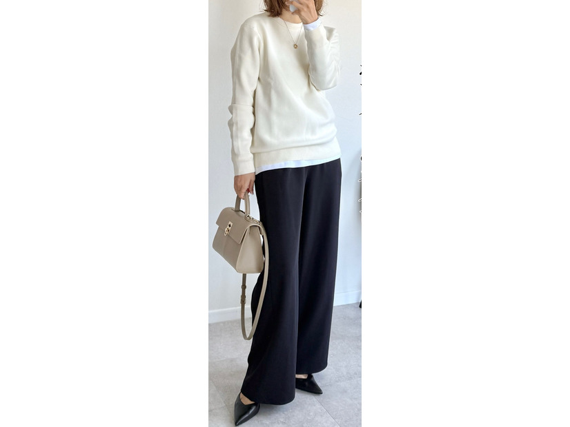 ユニクロの白ニット×ネイビーパンツで魅せる、大人の品格コーデ。ポイントはニットのきちんと感【40代の毎日コーデ】