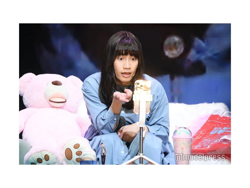 「スクショタイム早くない？」と指摘する丈子（藤原丈一郎）（C）モデルプレス