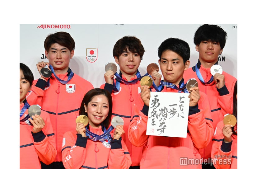 「第25回オリンピック冬季競技大会 TEAM JAPAN 帰国時記者会見」に出席した三浦璃来選手、木原龍一選手（C）モデルプレス