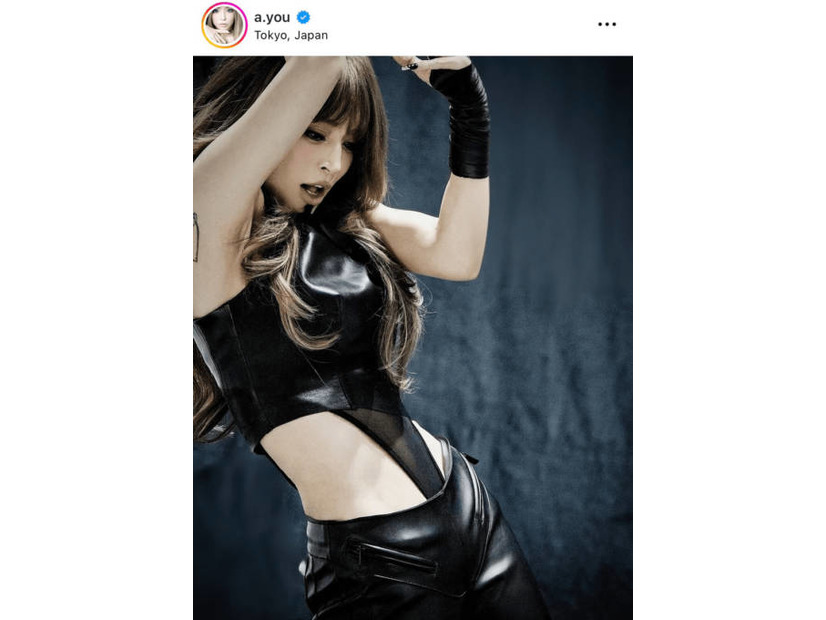 「最強にかっこいい」浜崎あゆみ、引き締まったウエストを披露した衣装SHOTに絶賛の声「美しすぎる」